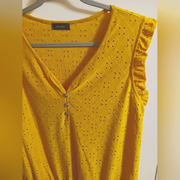 NEW WOMEN'S ESPRESSO MUSTARD HOLLOW-OUT RUFFLED SLEEVELESS TOP SIZE LARGE 💛 - Picture 2 of 8